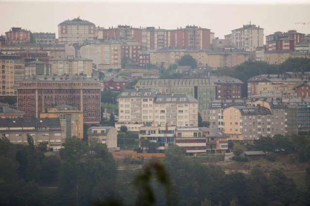 Vistas de la ciudad de Lugo cubierta de humo como consecuencia de los incendios declarados en la parroquia de Ribas de Sil, a 6 de septiembre de 2021, en Lugo, Galicia (España). El humo de los dos incendios declarados hoy y ayer en la parroquia de Ribas d