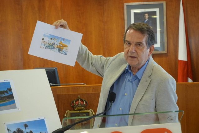 El alcalde de Vigo, Abel Caballero, presenta en rueda de prensa el proyecto para convertir las piscinas de Samil en un 