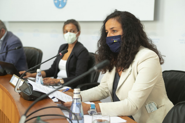 La presidenta de Portos de Galicia, Susana Lenguas,  y la  directora xeral de Pesca, Acuicultura e Innovación Tecnolóxica, Mercedes Rodríguez, responden a distintas preguntas en la Comisión 8ª de Pesca e Marisqueo del Parlamento gallego.