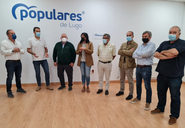 La presidenta provincial del PP de Lugo, Elena Candia, con alcaldes del PP de la provincia