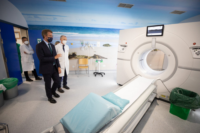 El titular del Gobierno gallego, Alberto Núñez Feijóo, ha conocido nuevos equipos de la Unidade de Imaxe Cardíaca do Complexo Hospitalario Universitario de Santiago