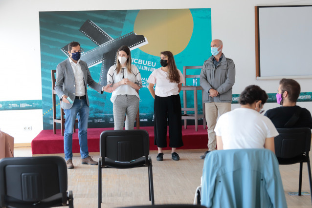 Presentación del festival de cortos FICBueu 2021, a la que asisten el director de Agadic, Jacobo Sutil, la responsable de Cultura de la Diputación de Pontevedra, Victoria Alonso, la jefa de producción, María Ruiz, y el alcalde de Bueu, Félix Juncal.