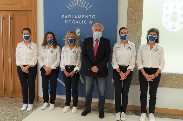La expedición que irá de Vigo al Círculo Polar Ártico visita el Parlamento