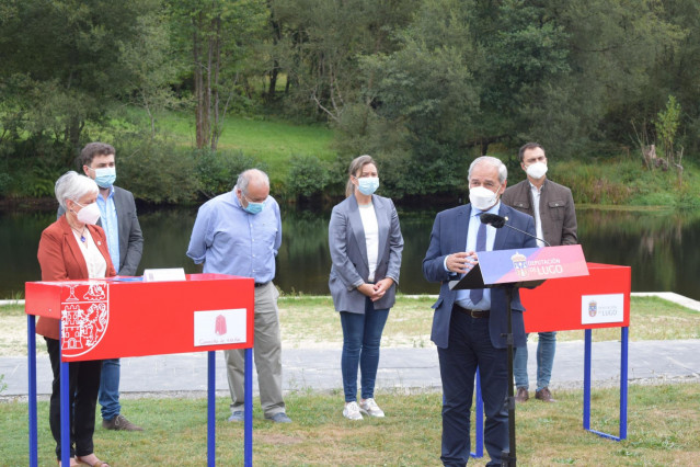 El presidente de la Diputación de Lugo, José Tomé, y la alcaldesa de Vilalba, Elba Veleiro, firman un convenio para construir un parque acuático.