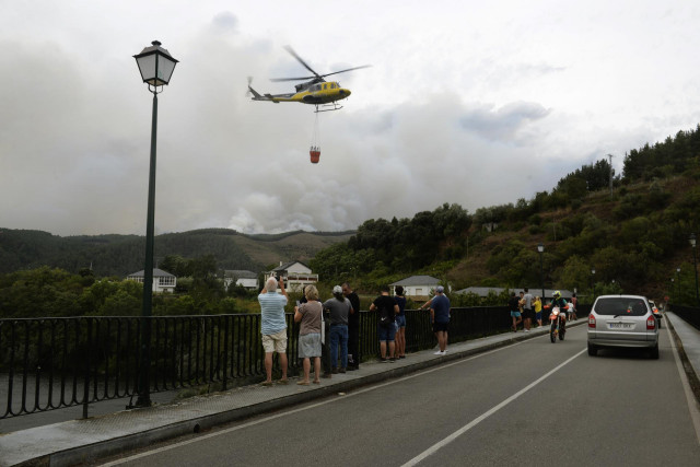 Un helicóptero forestal trabaja en las tareas de extinción de incendios de un fuego en el municipio de Ribas de Sil, en la parroquia homónima, muy cercana a Rairos, a 6 de septiembre de 2021, en Ribas de Sil, Lugo, Galicia (España)