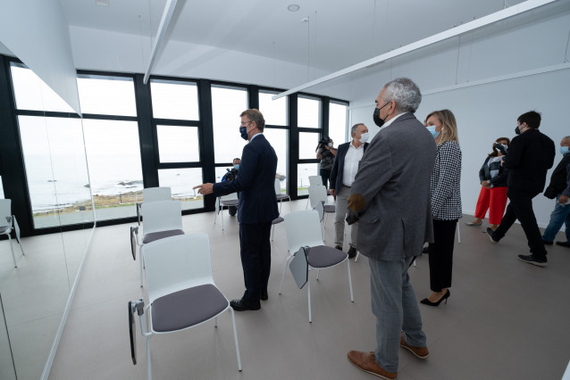 El presidente da Xunta, Alberto Núñez Feijóo, acompañado por la conselleira de Política Social, Fabiola García, y por la conselleira do Mar, Rosa Quintana, participa en la inauguración del entro comunitario de Caión