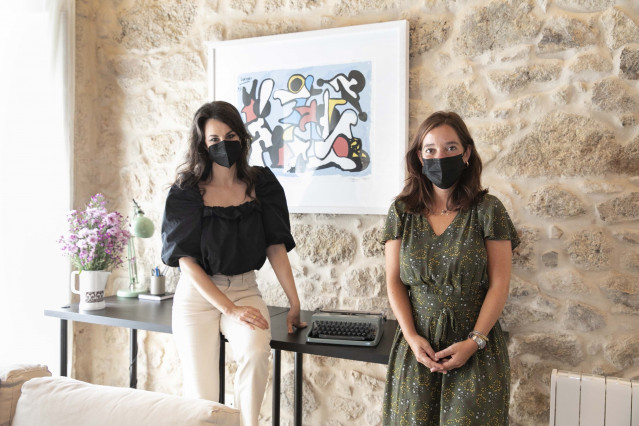 La alcaldesa de A Coruña, Inés Rey, y la poetisa Yolanda Castaño, en la presentación de la residencia literaria 'Ciudad de A Coruña'