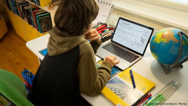 Un menor frente a un ordenador