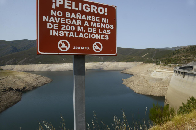 Señal de peligro sobre el estado del embalse de Portas en la cuenca Miño-Sil, a 24 de agosto de 2021, en Galicia, (España). En Salas -en Ourense-, los informes de la Xunta de Galicia indican que su actual nivel de ocupación es del 27,3%. En el caso de Por