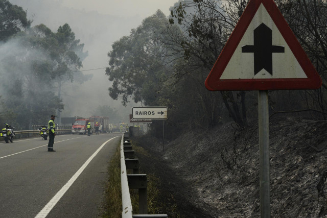 Agentes forestales trabajan en las tareas de extinción de incendios de un fuego en el municipio de Ribas de Sil, en la parroquia homónima, muy cercana a Rairos, a 6 de septiembre de 2021, en Ribas de Sil, Lugo, Galicia (España). Este nuevo incendio, el se