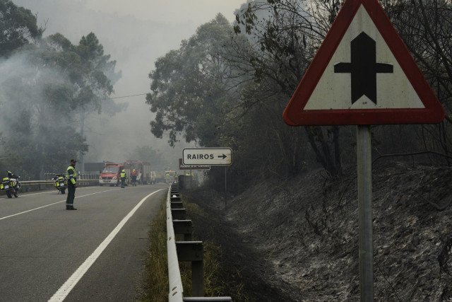 Agentes forestales trabajan en las tareas de extinción de incendios de un fuego en el municipio de Ribas de Sil, en la parroquia homónima, muy cercana a Rairos, a 6 de septiembre de 2021, en Ribas de Sil, Lugo, Galicia (España)