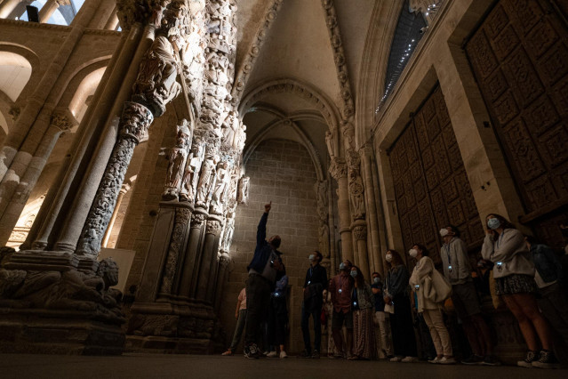 Un grupo de personas atiende a las explicaciones del guía, durante una visita guiada nocturna en la Catedral de Santiago, a 10 de agosto de 2021, en Santiago de Compostela, A Coruña, Galicia (España)