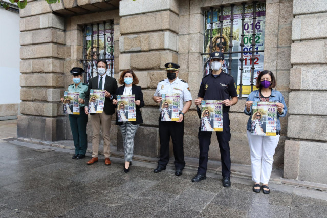 La subdelegada del Gobierno en A Coruña, María Rivas, junto a responsables policiales, presenta la campaña '#NoCaminasSola'
