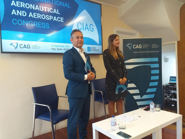 El presidente del Consorcio Aeronáutico de Galicia (CAG), Enrique Mallón, y la secretaria técnica de la entidad, Jennnifer González, durante la presentación del IV Congreso Internacional Aeronáutico y Espacial.