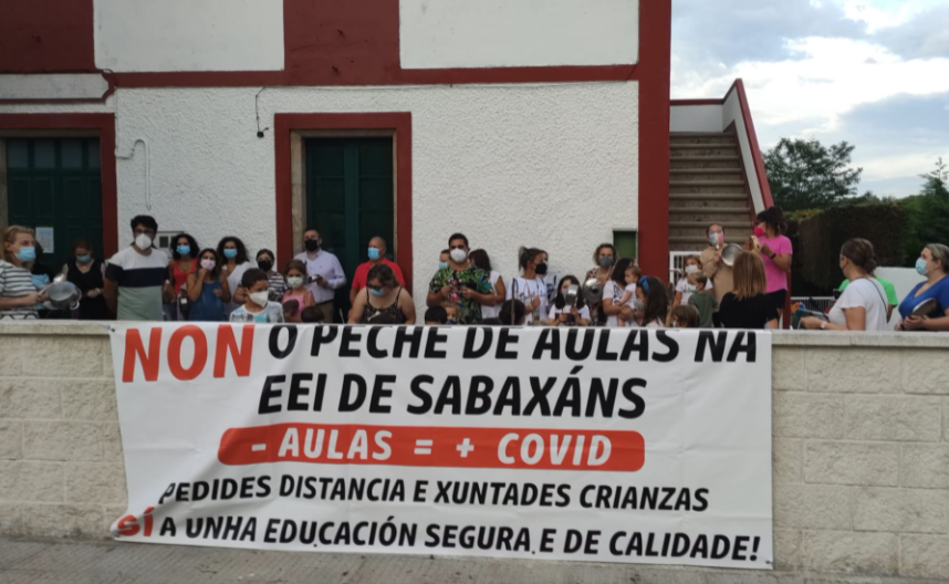 Protesta contra el cierre del aula de Sabaxans en Bastavales Brion en una foto del ANPA del 7 de septiembre