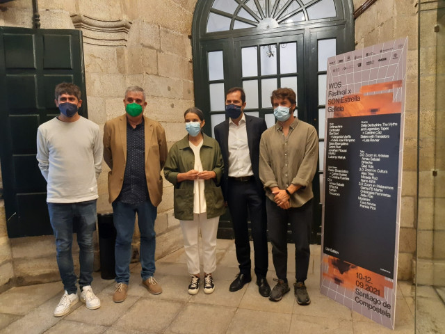 La concejala de Acción Cultural, Mercedes Rosón, el director de la Agadic, Jacobo Sutil; el alcalde de Ames, Blas García; el representante de SON Estrella Galicia, Juan Martínez Inchausti; y el director del festival WOS, Iván Arias