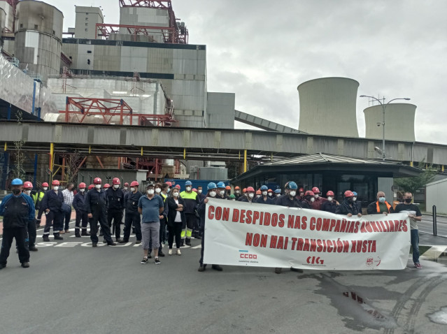 Trabajadores de la industria auxiliar y delegados sindicales celebran una protesta ante Endesa