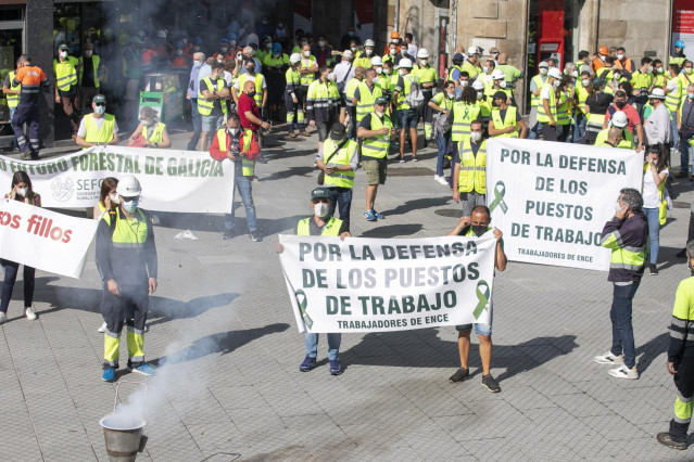 Varios trabajadores de Ence recorren las calles con pancartas para protestar contra el cierre de la pastera de Lourizán, a 11 de agosto de 2021, en Pontevedra, Galicia (España). Los empleados se han manifestado por el cierre de la pastera de Lourizán tras
