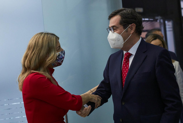 Archivo - La vicepresidenta segunda y ministra de Trabajo y Economía Social, Yolanda Díaz, y el presidente de la CEOE, Antonio Garamendi, en una imagen de archivo