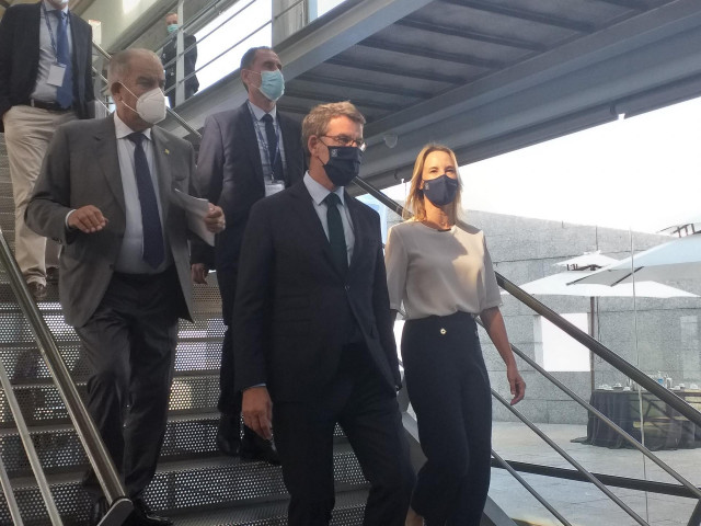 El presidente de la Xunta, Alberto Núñez Feijóo, junto a la delegada de la Xunta en Vigo, Marta Fernández Tapias, y miembros de Navalia.