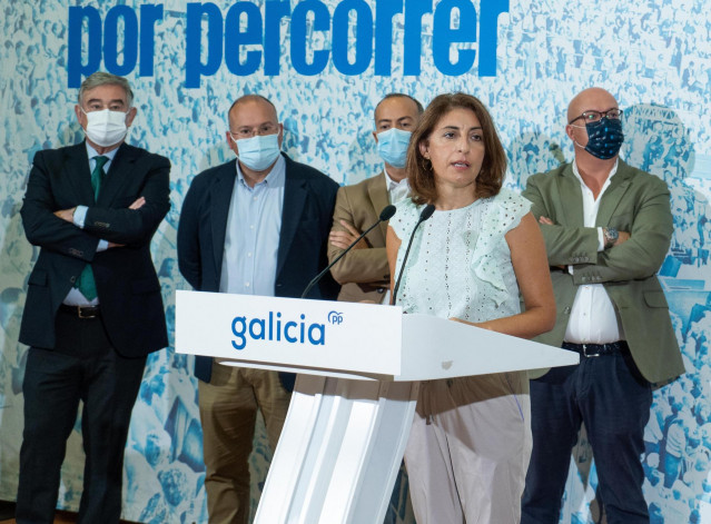 La conselleira de Medio Ambiente, Territorio e Vivenda y vicesecretaria de Axenda Verde del PPdeG, Ángeles Vázquez, comparece junto al secretario general del PPdeG, Miguel Tellado, y otros dirigentes populares.