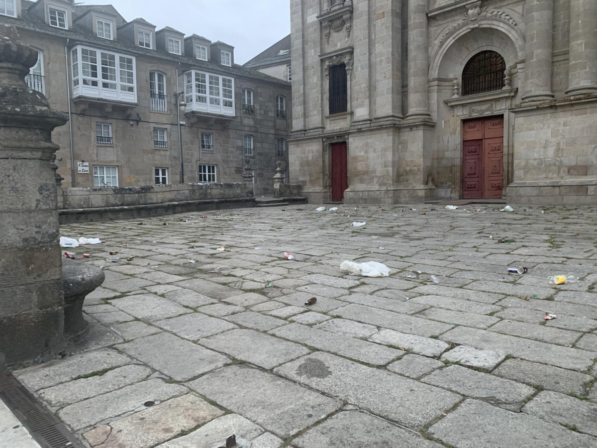 Resto de botellón en el atrio de la Catedral de Lugo
