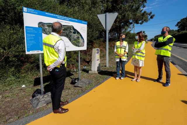 La conselleira de Infraestruturas e Mobilidade, Ethel Vázquez, y la alcaldesa de Oia, Cristina Correa, durante una visita a las obras de mejora de las aceras y carril bici de la PO-552.