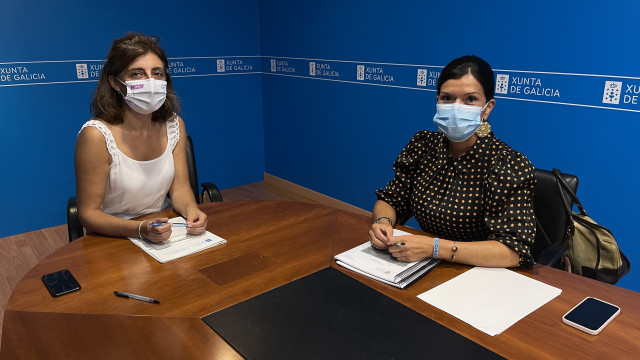 La conselleira de Medio Ambiente, Territorio e Vivenda, Ángeles Vázquez, y la alcaldesa de Mos (Pontevedra), Nidia Arévalo.