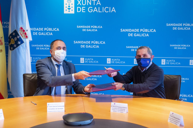 El conselleiro de Sanidade, Julio García Comesaña, y el presidente da Federación Galega de Irmandades de Dodadores de Sangue, Manuel Fonseca Gómez, firman un convenio de colaboración para la promoción de la hemodonación