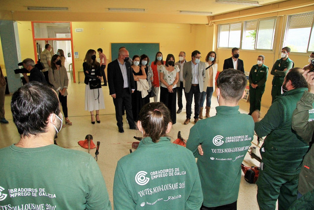 La conselleira de Emprego e Igualdade, María Jesús Lorenzana, visita un taller de empleo