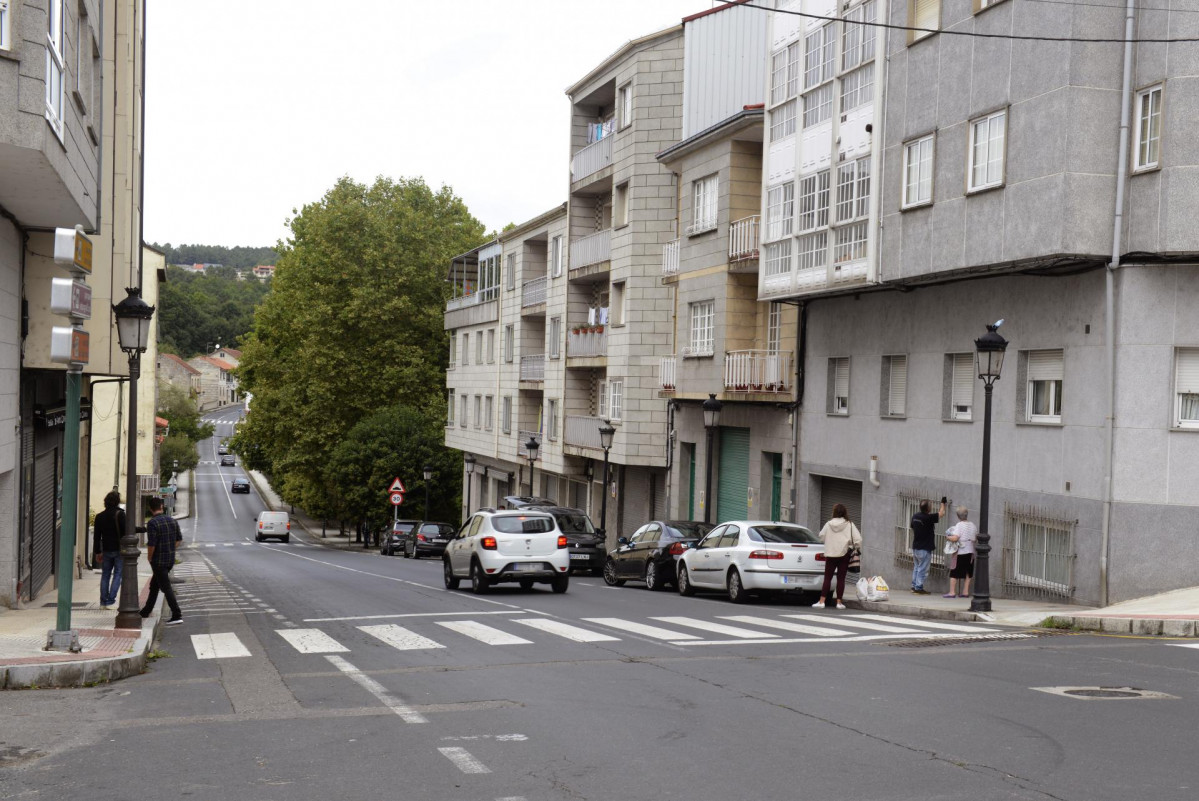 Edificio desde donde cayó una adolescente en la rúa de Astureses, a 10 de septiembre de 2021, en O Carballiño, Ourense, Galicia (España). La Guardia Civil investiga la caída a las 19,50 hora