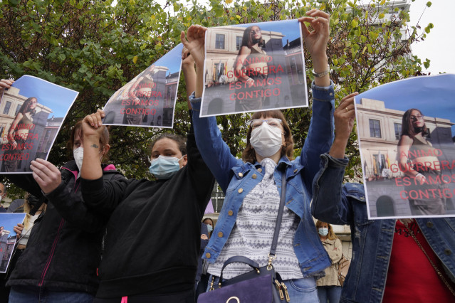 Varias mujeres sostienen imágenes de la joven supuestamente agredida el jueves en O Carballiño, durante una concentración de repulsa al suceso, O Carballiño, a 11 de septiembre de 2021, en O Carballiño, Ourense, Galicia (España). La Guardia Civil investig