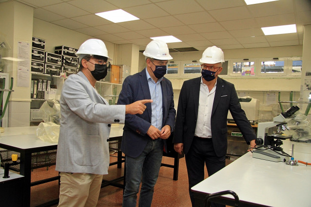 El conselleiro de Cultura, Educación e Universidade, Román Rodríguez, visita las obras en el IES Campo de San Alberto de Noia (Pontevedra)