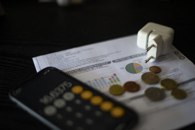 Una factura del consumo de luz, a 10 de septiembre de 2021, en Madrid (España). El precio medio diario de la electricidad en el mercado mayorista batirá un nuevo récord este viernes al alcanzar los 152,32 euros por megavatio hora (MWh), su mayor precio de