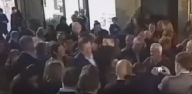 Un joven agrede Rajoy durante un paseo electoral en Pontevedra