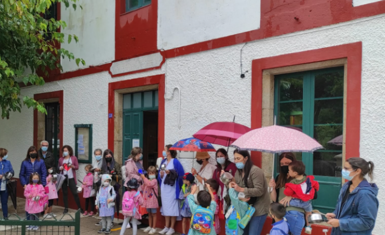 La Xunta justifica el cierre de un aula rural en Bastavales (Brión) porque una matrícula llegó fuera de plazo