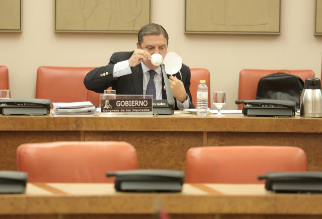 El ministro de Agricultura, Pesca y Alimentación, Luis Planas, bebe de una taza a su llegada a una Comisión de Agricultura, Pesca y Alimentación en el Congreso de los Diputados, a 13 de septiembre de 2021, en Madrid, (España). Su comparecencia tiene como