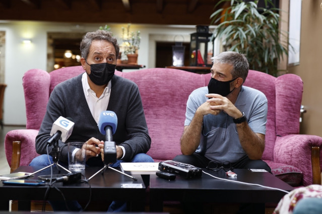 O escritor Domingo Villar no encontro cos xornalistas xunto ao director da Selic, Camilo Franco, este luns pola mañá