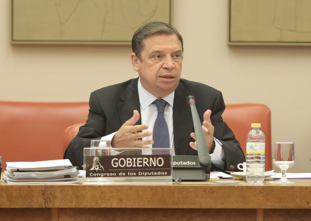 El ministro de Agricultura, Pesca y Alimentación, Luis Planas, comparece en una Comisión de Agricultura, Pesca y Alimentación en el Congreso de los Diputados