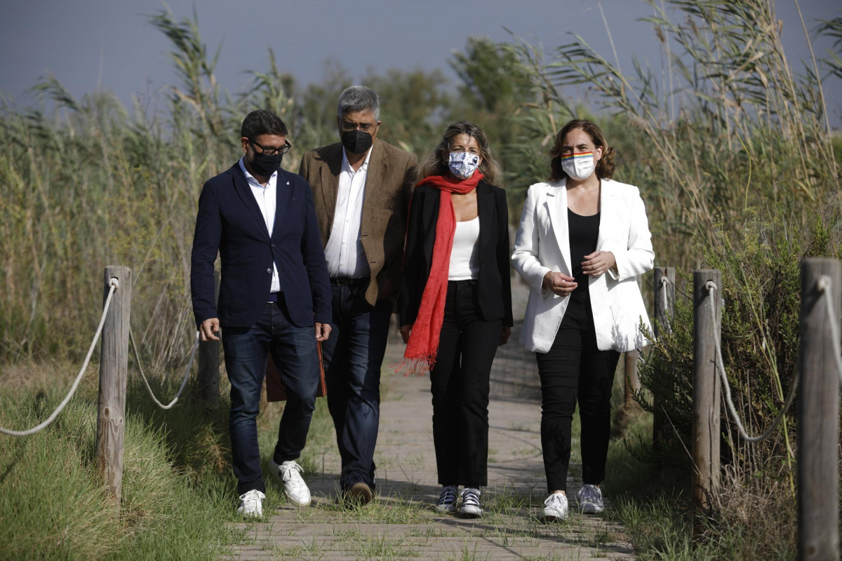 (I-D) El alcalde de El Prat, Lluís Mijoler; el director del Centre de Recerca Ecològica i Aplicacions Forestals (Creaf), Joan Pino; la vicepresidenta segunda y ministra de Trabajo y Economía Social, Yolanda Díaz y la alcaldesa de Barcelona Ada Colau, dura
