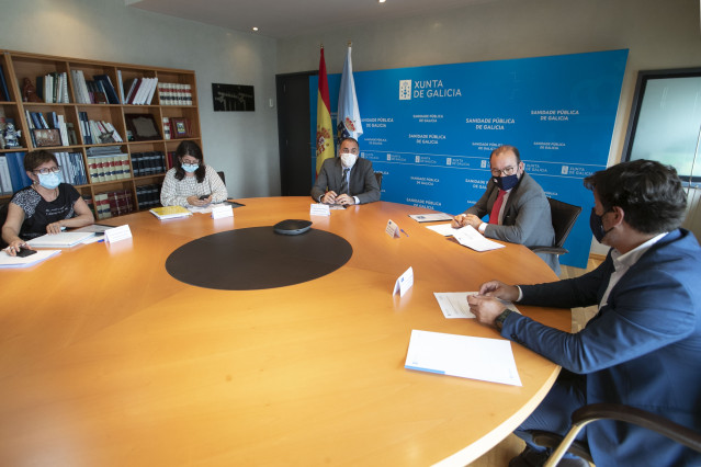 El conselleiro de Sanidade, Julio García Comesaña, y el rector de la Universidade de Santiago de Compostela (USC), Antonio López Díaz, se reúnen para abordar cuestiones como el centro de medicamentos CAR-T de Galicia