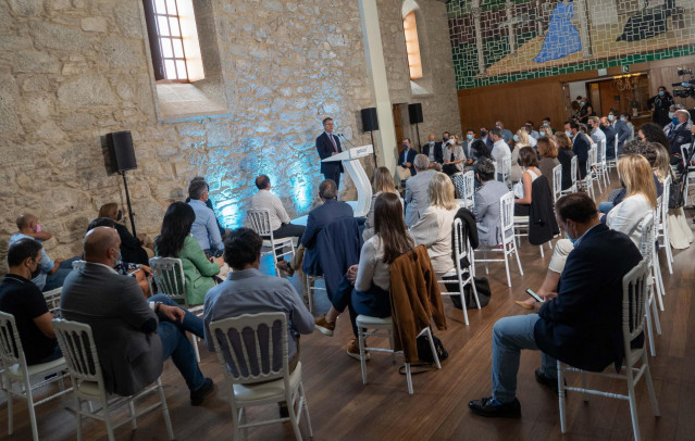 El presidente de la Xunta y del PP gallego, Alberto Núñez Feijóo, interviene ante el comité ejecutivo de su partido en un encuentro celebrado en un hotel de Santiago de Compostela