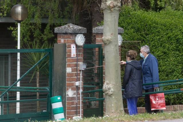 Archivo - Un anciano pasea junto a una mujer, en las inmediaciones de la residencia geriátrica de As Gándaras, a 17 de abril de 2021, en Lugo, Galicia (España). Una de las nuevas medidas incluidas en la desescalada de Galicia consiste en la ampliación de