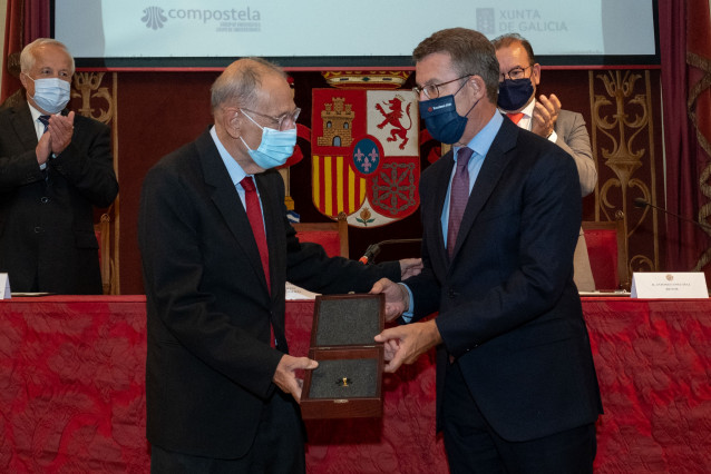 El presidente de la Xunta, Alberto Núñez Feijóo, hace entrega del XXV Premio Internacional Grupo Compostela-Xunta de Galicia 2021 a Javier Solana.