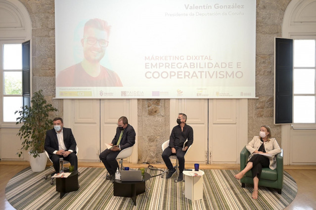 El secretario general de Industria y Pymes, el presidente de la Diputación de A Coruña, la directora general de la Escuela de Organización Industrial (EOI), y el vicepresidente de la Fundación Paideia durante el acto