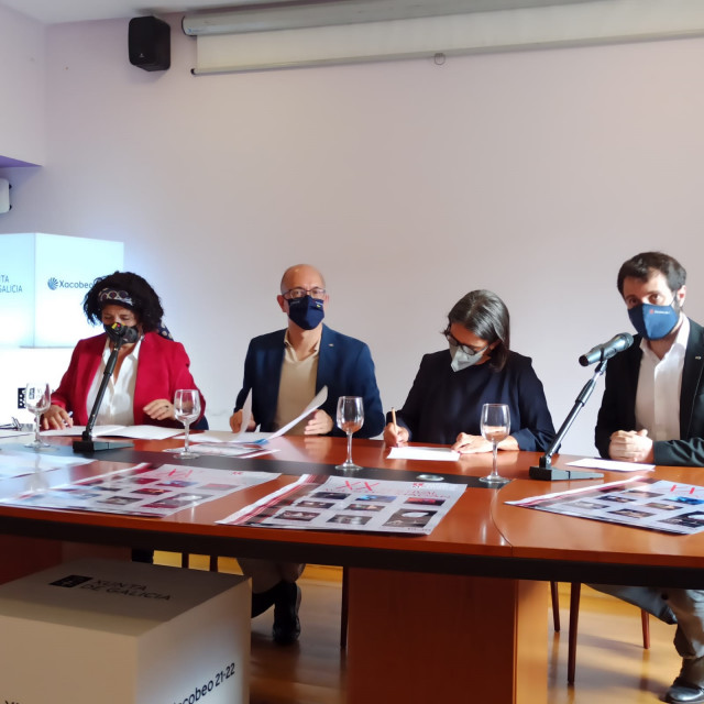 La presienta de Fegatea, Chelo Pamillón; el secretario xeral de Cultura, Anxo Lorenzo; la edil de Cultura de Santiago, Mercedes Rosón; y el director del CDG, Fran Núñez, en la rueda de presentación del XX FEstival de Teatro Afeccionado Agustín Magán