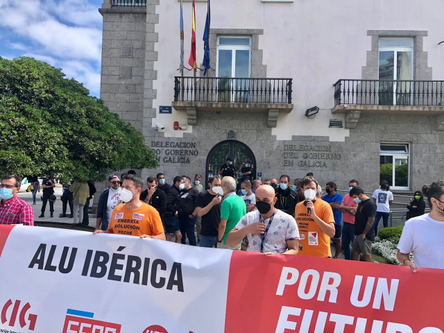 Concentración de trabajadores de Alu Ibérica en A Coruña