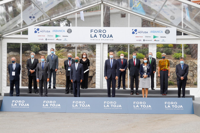 Archivo - El Rey Felipe VI (c), posa junto al presidente de la República de Portugal, Marcelo Rebelo de Sousa (6d); la ministra de Industria, Comercio y Turismo, Reyes Maroto (4d); el presidente de la Xunta de Galicia, Alberto Núñez Feijóo (3i); y los exp