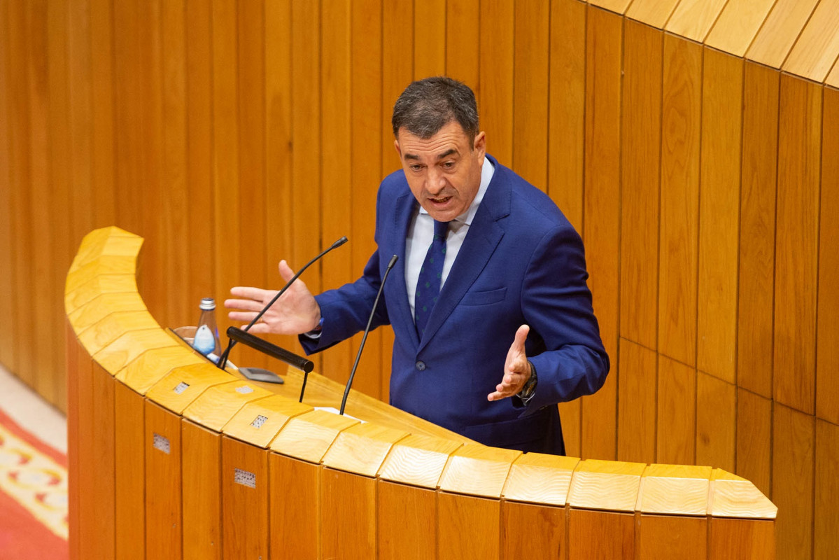 El conselleiro de Cultura, Educación e Universidade, Román Rodríguez, comparece en el pleno del Parlamento de Galicia