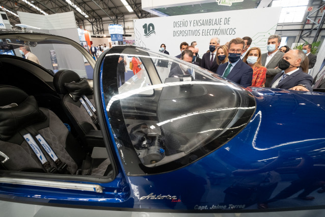 El presidente de la Xunta, Alberto Núñez Feijóo, junto a otras autoridades, visita la feria Mindtech 2021, en el Instituto Ferial de Vigo.